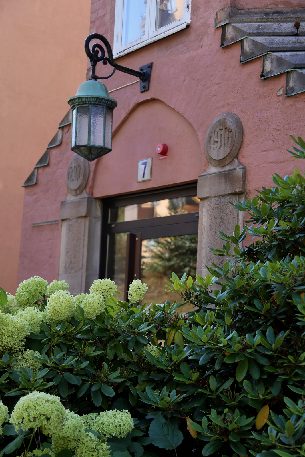 The entrance to the International School of Kungsholmen at Stadshagsvägen 7
